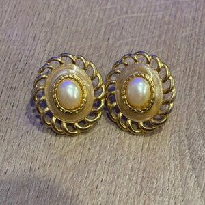 Vintage Elegant Gold and Pearl Fashion Earrings